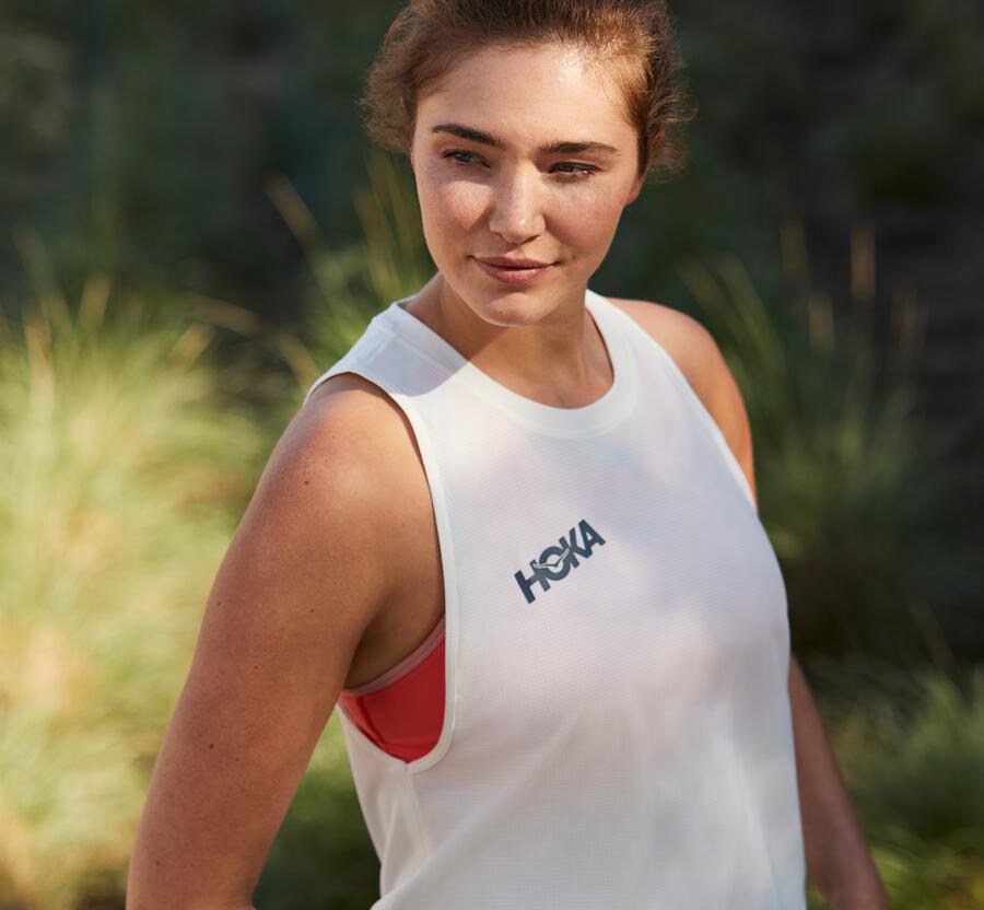 Hoka One One Tops Womens White - Performance Utility Tank - 30462NADE